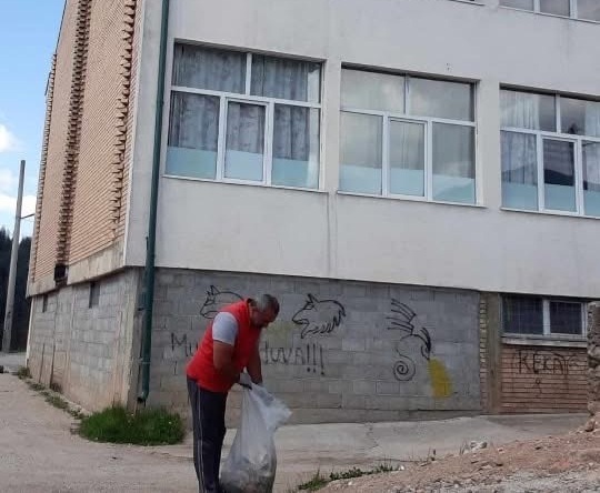 Edin Gaši očistio plato ispred OŠ “25. maj”: “Želim podići svijest o brizi za zajednički prostor”