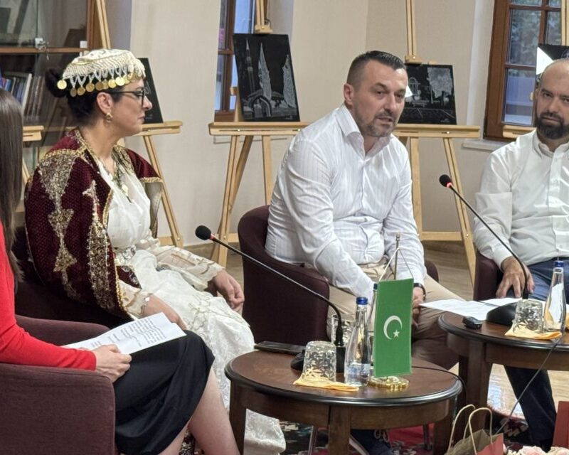 Izložba kaligrafije na staklu Elme Selmanović: Umjetnost svjetla i tišine 12 IMG 5961 1068x640 1 Radio televizija Rožaje
