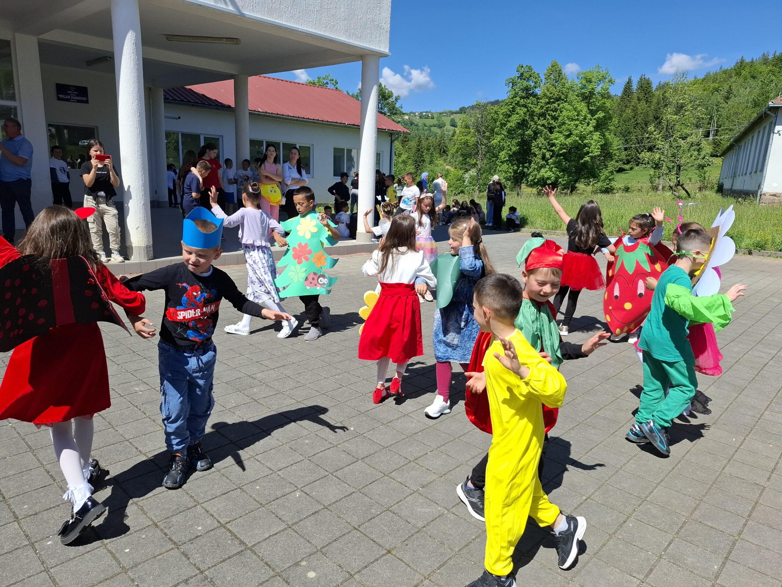 Veseli proljećni maskenbal u OŠ ” Milun Ivanović ” u Biševu