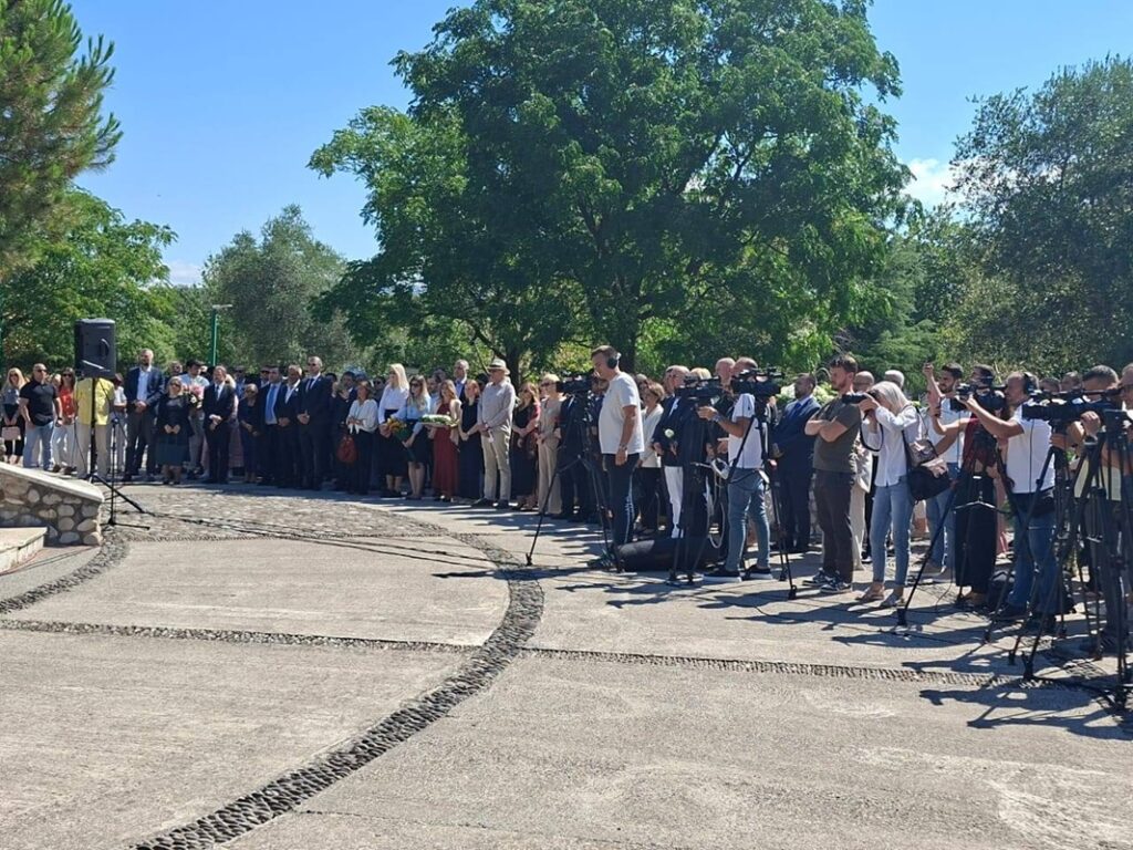 Srebrenica gleda u nas i pita đe je danas Crna Gora 1 Brojni predstavnici NVO sektora i diplomatskog kora u Parku na Pobrezju Radio televizija Rožaje