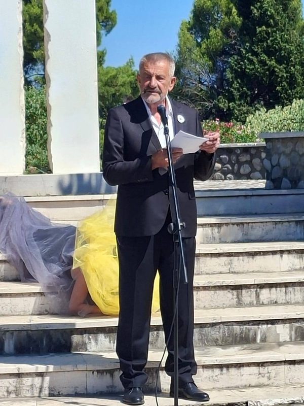 Srebrenica gleda u nas i pita đe je danas Crna Gora 2 Mirsada Rastoder drzi govor u Parku na Pobrezju 1 Radio televizija Rožaje