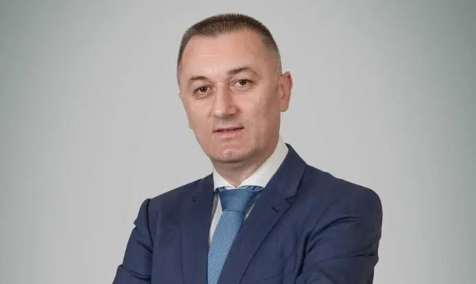 Gutić za Bankar: Odlazak mladih koči ekonomiju – rješenje je u zapošljavanju, stanovima i podršci porodicama