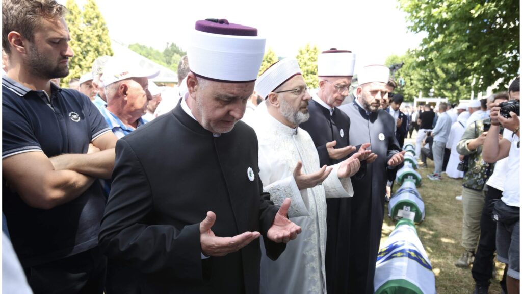 Trideset godina od genocida u Srebrenici: Dženazi prisustvovao i reis Fejzić 1 reisul ulema obisao tabute sedam zrtava genocida u potocarima57865 scaled 2 Radio televizija Rožaje