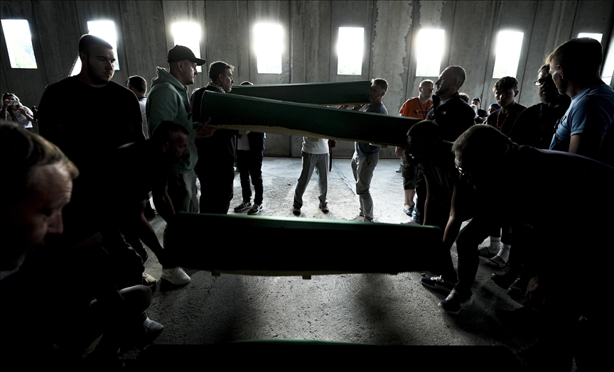 Tabuti sedam žrtava genocida u Srebrenici preneseni na rukama iz Fabrike akumulatora do Musale