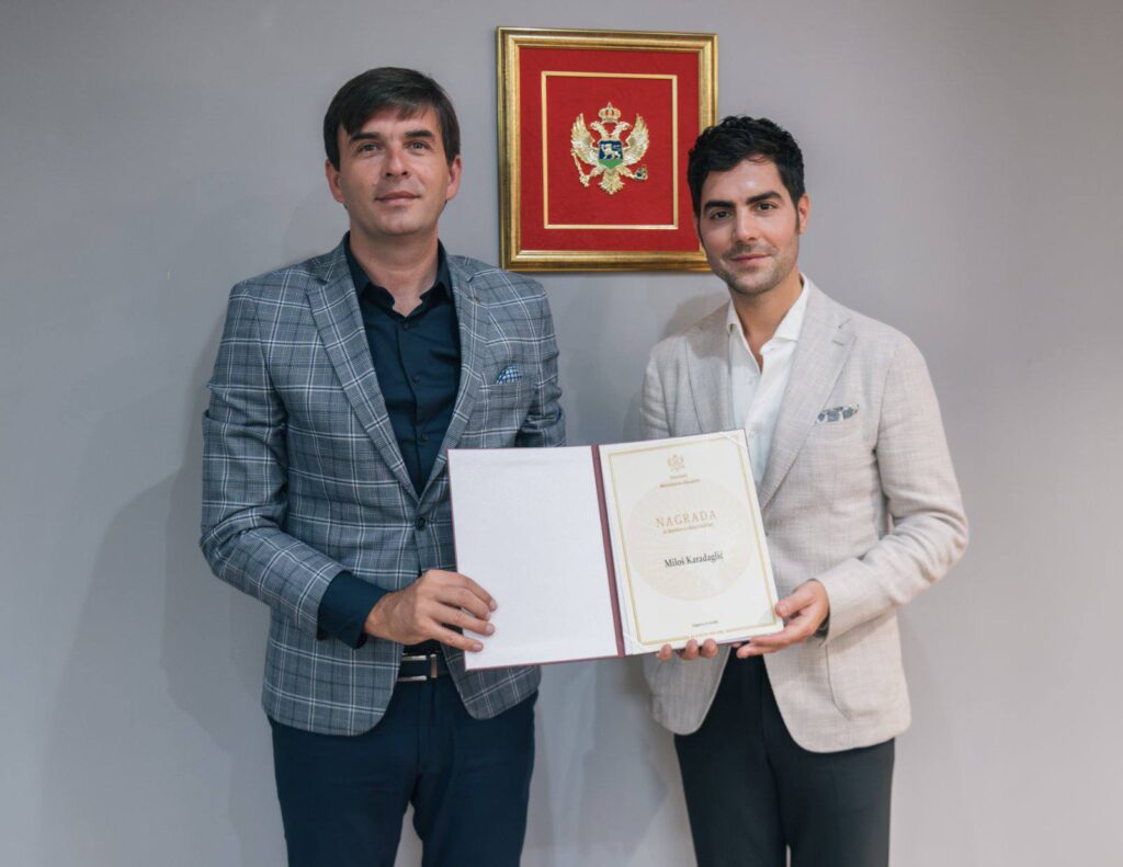 Ministar Azemović uručio priznanje Milošu Karadagliću za promociju crnogorske kulture u svijetu 1 540463172 771846448566339 4987377833152753385 n Radio televizija Rožaje