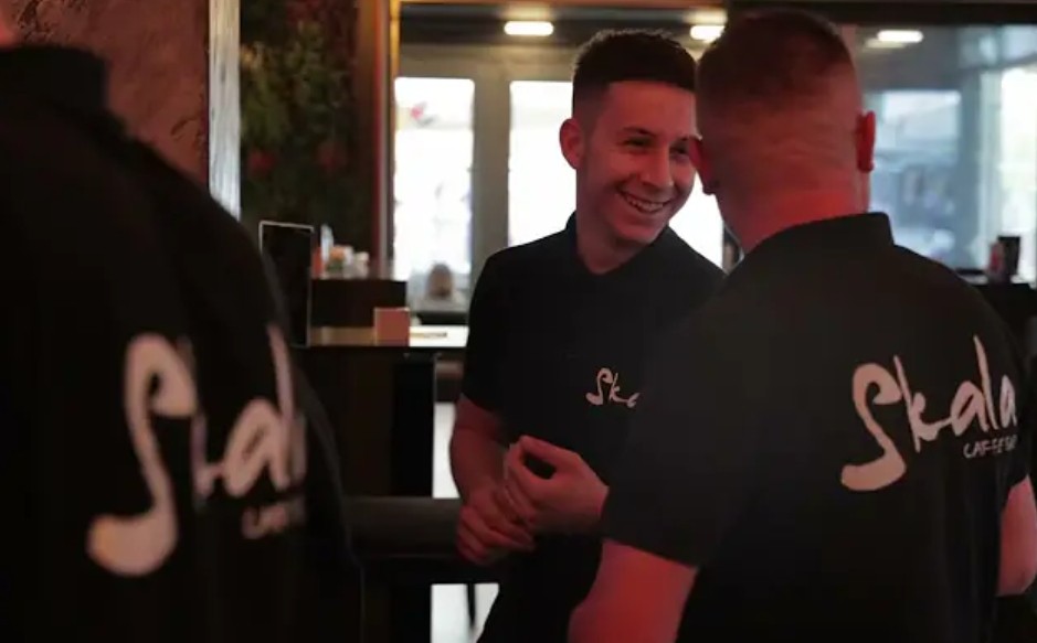 25 godina u istom kafiću: “Kao Admira me niko ne zna, kao Hadžu konobara poznaje me cijela čaršija”