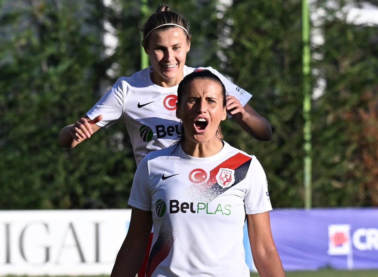 VIDEO Misa je fudbalska kraljica Turske: Dva gola za prolaz u drugu fazu Lige šampiona
