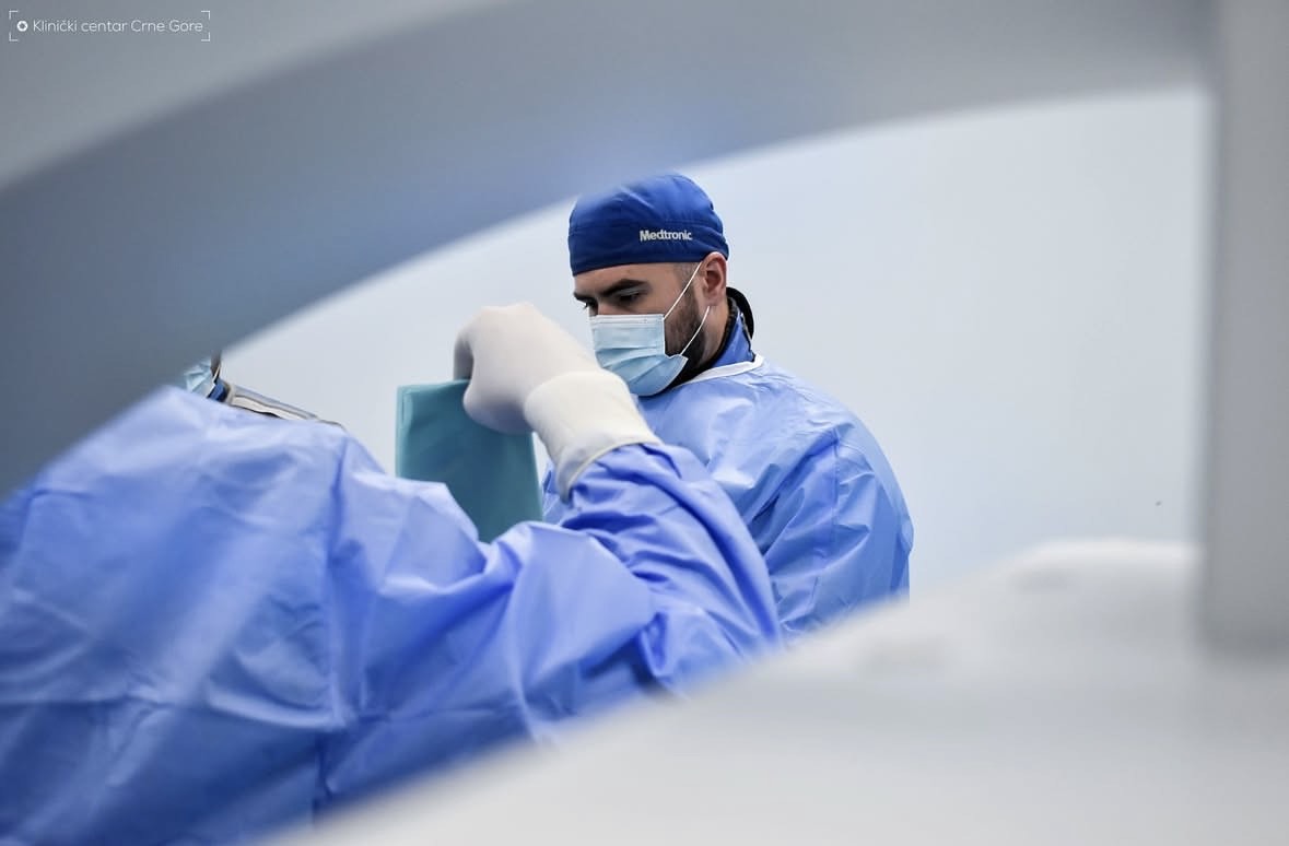 Dr Tahir Kalač predvodio prvi zahvat ugradnje permanentnog tuneliziranog dijaliznog katetera u Crnoj Gori