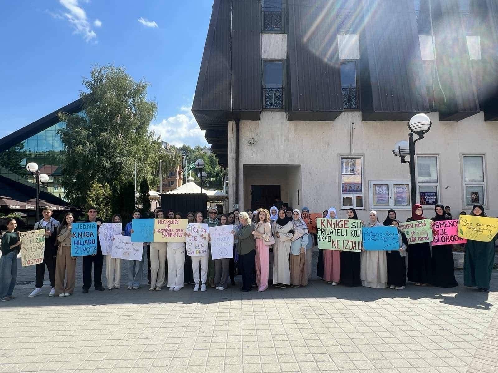 Gimnazija „30. septembar“ Rožaje obilježila je Međunarodni dan pismenosti kroz jedinstven performans na Gradskom trgu