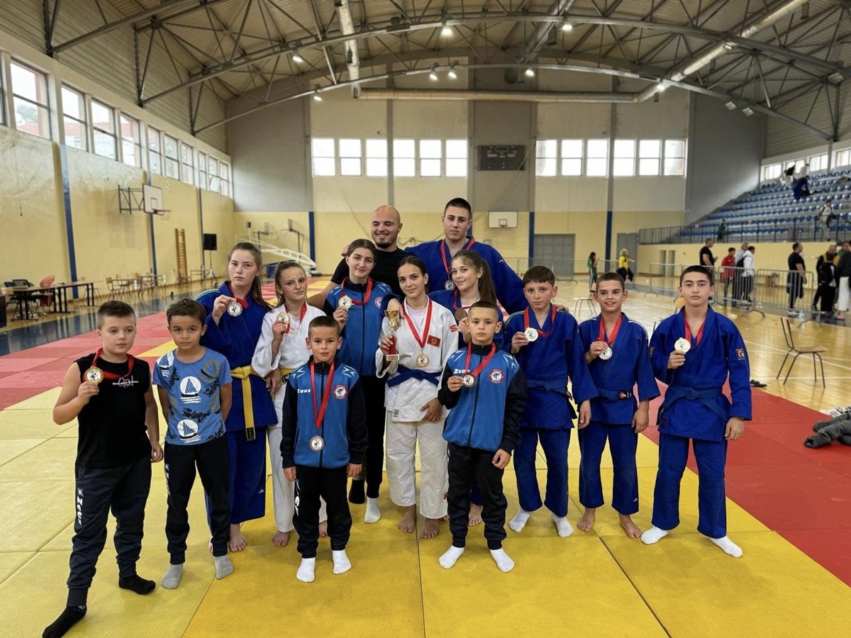Ibar uspješan u Podgorici: 12 medalja i pehar