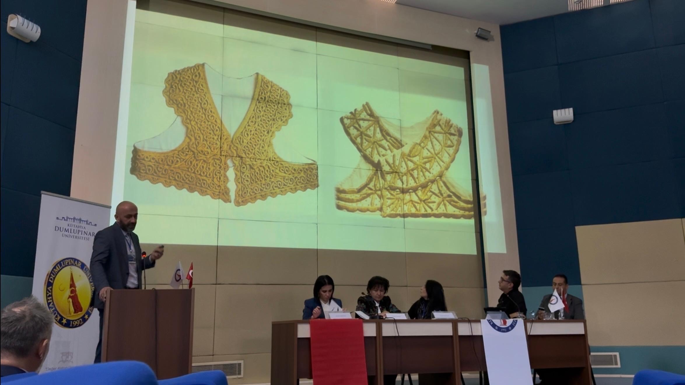 Prof. Mehmed Kujević, na poziv rektora Dumlupinar univerziteta u Kütahyi, prof. dr. Süleymana Kızıltopraka, učestvovao je na Prvom svjetskom naučnom simpozijumu održanom u Kütahyi “Putevima svile do Anadolije”