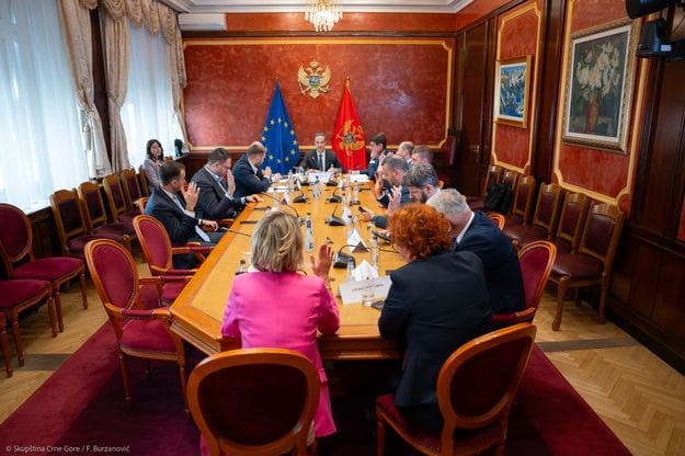 Opozicija Satleru: Zaustavite izbor kandidata koji ne ispunjava uslove za člana Senata DRI