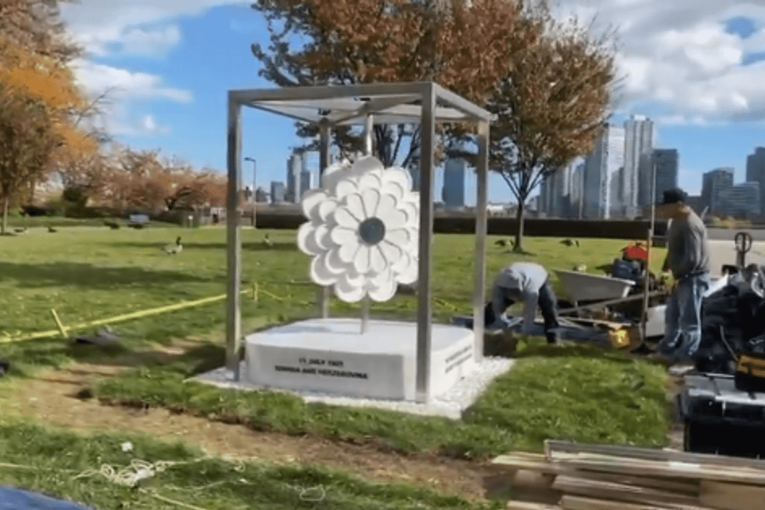 UN danas otkriva spomenik žrtvama genocida u Srebrenici: “Cvijet koji će čuvati istinu”