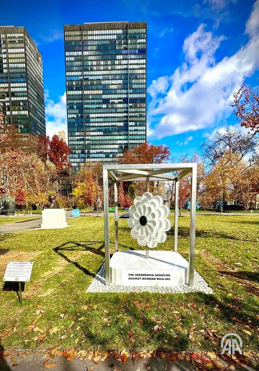 Spomenik “Cvijet Srebrenice” bit će otkriven 17. novembra ispred zgrade UN-a u New Yorku