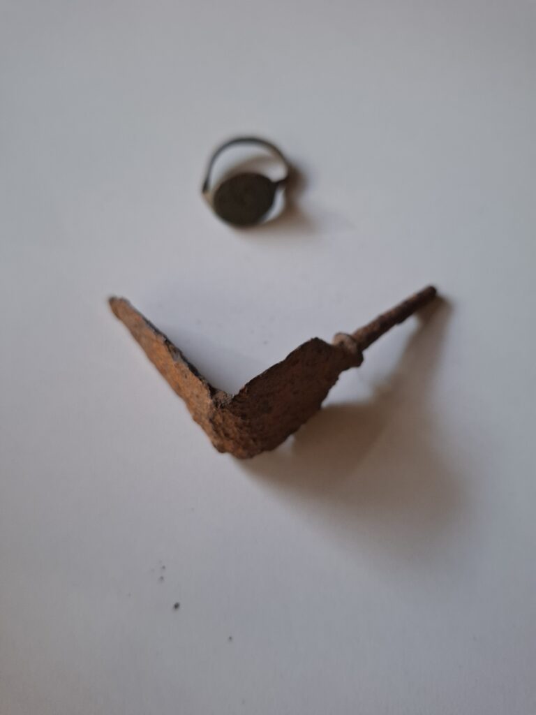 Muzej ”Ganića kula” u Rožajama bogatiji za dva izuzetno rijetka i vrijedna arheološka predmeta sa stare tvdjave “Izlit” 1 1000056036 Radio televizija Rožaje