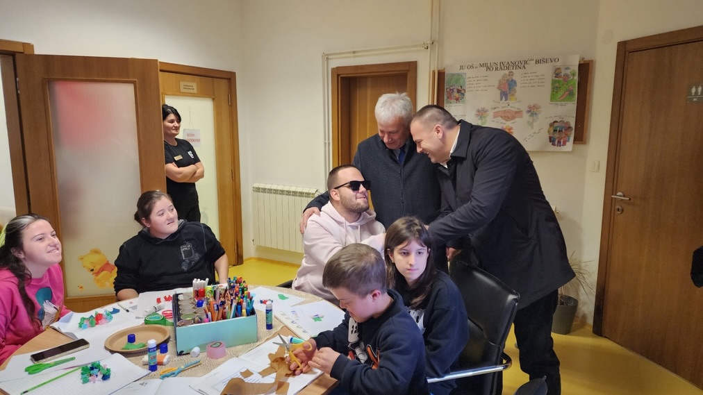 Predsjednik Opštine Rožaje uručio novčanu pomoć socijalno osjetljivim kategorijama