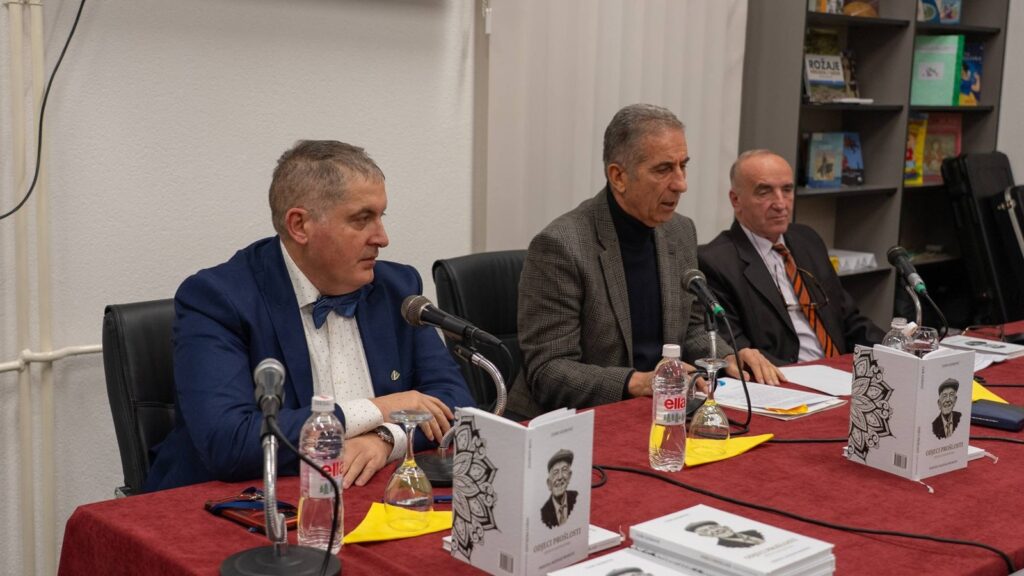 Promoteri zaostavstine Zaima Azemovica sa desna na lijevo prof Veljko DJukanovic Salko Luboder i priredjivac Bozidar Prorocic 1 Radio televizija Rožaje