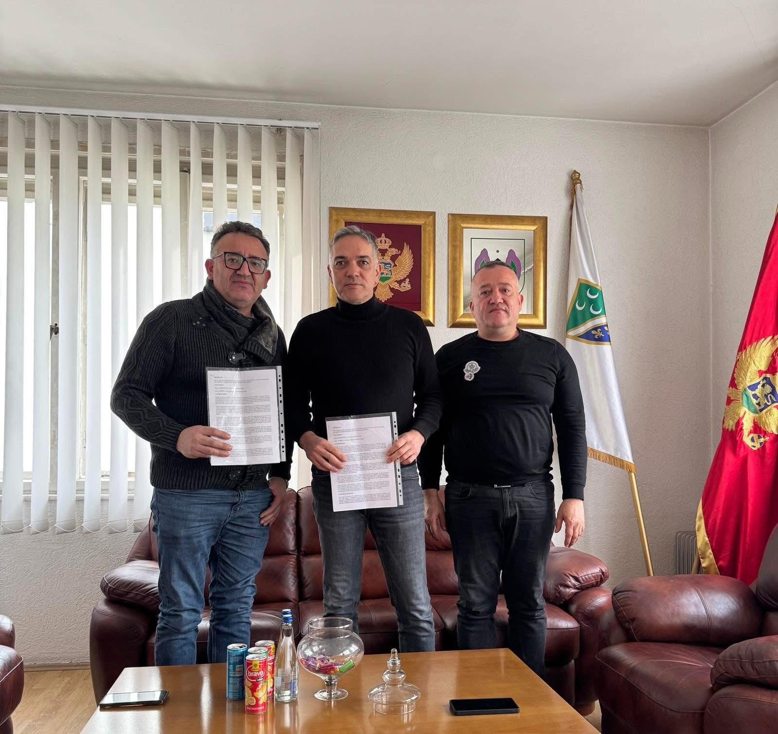 Porodica Azemović dostavila je predlog predsjedniku Skupštine opštine Rožaje, Almiru Avdiću, da Javna ustanova Narodna biblioteka Rožaje ponese ime Zaima Azemovića