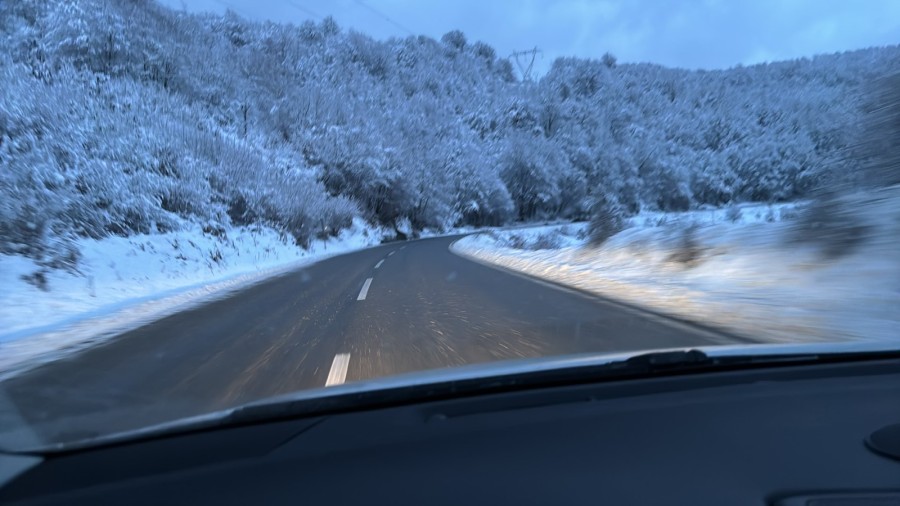 Oprez: Zbog snijega saobraćaj usporen, poledica u višim predjelima