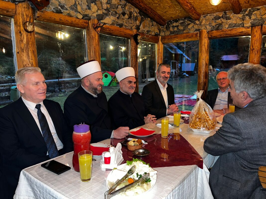 Rožaje: Reis Fejzić ugostio muftiju Dudića na iftaru