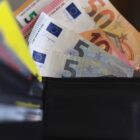 Prosječna plata u februaru 1.025 eura, najviše zarađuju u finansijskim djelatnostima i osiguranju 15 thomasbiermann1807 euro 6260615 600x900 Radio televizija Rožaje