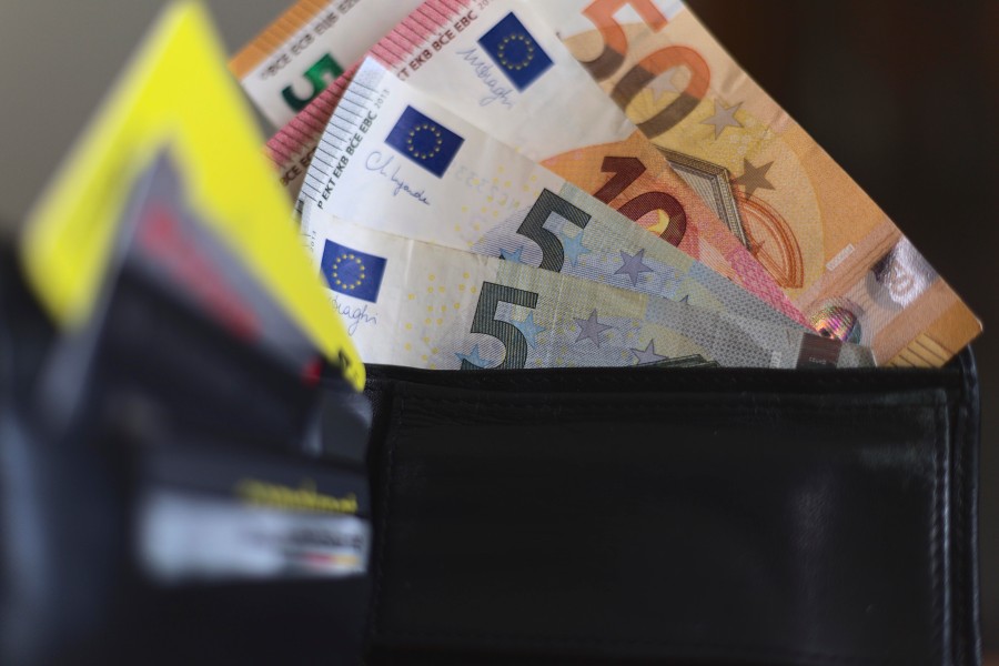 Prosječna plata u februaru 1.025 eura, najviše zarađuju u finansijskim djelatnostima i osiguranju