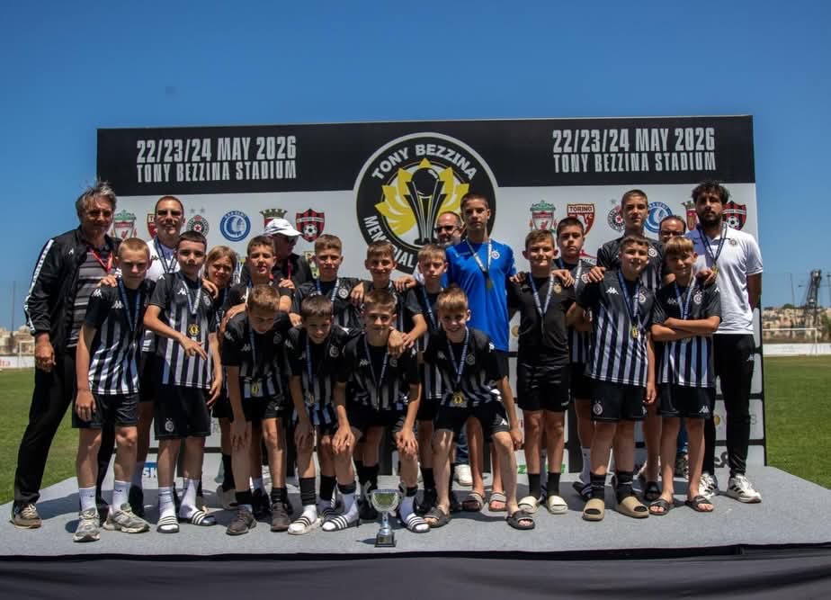 Mladi fudbalski talenat iz Rožaja, Mehmed Kurtagić, nastavio je da potvrđuje svoj veliki potencijal briljantnim nastupima za generaciju U12 FK Partizan na prestižnom međunarodnom turniru „Tony Bezzina Memorial Tournament“ održanom na Malti