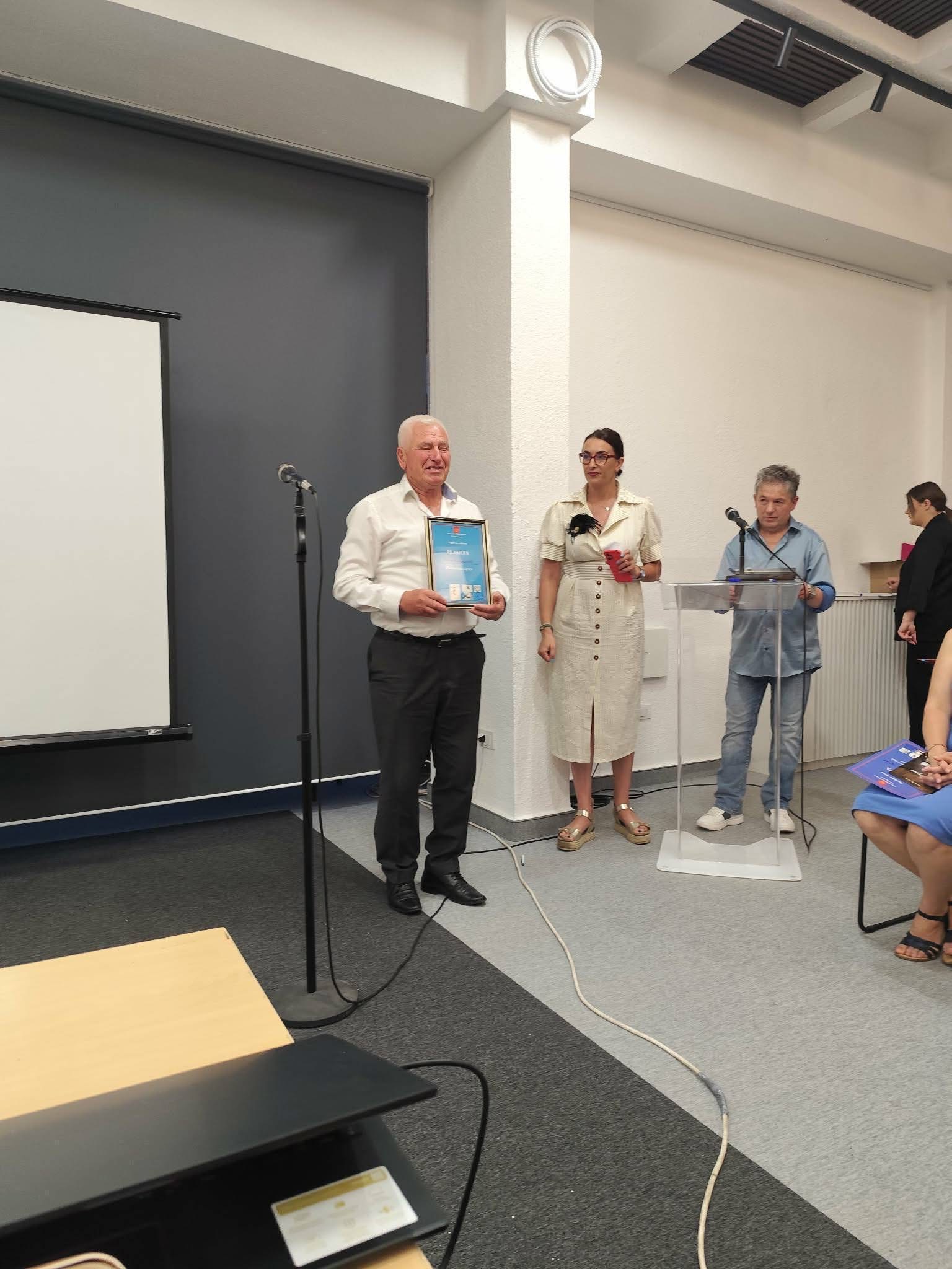 Zavičajnom pjesniku Ademu Kurpejoviću uručeno Priznanje za životno djelo na međunarodnom festivalu poezije u Plavu