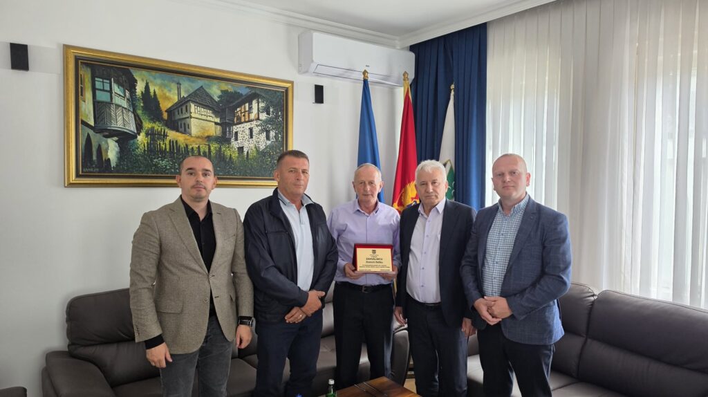 Službenik lokalne uprave Refik Đozović svečano ispraćen u penziju 1 815037795 18369706810209455 6611418212484534357 n Radio televizija Rožaje