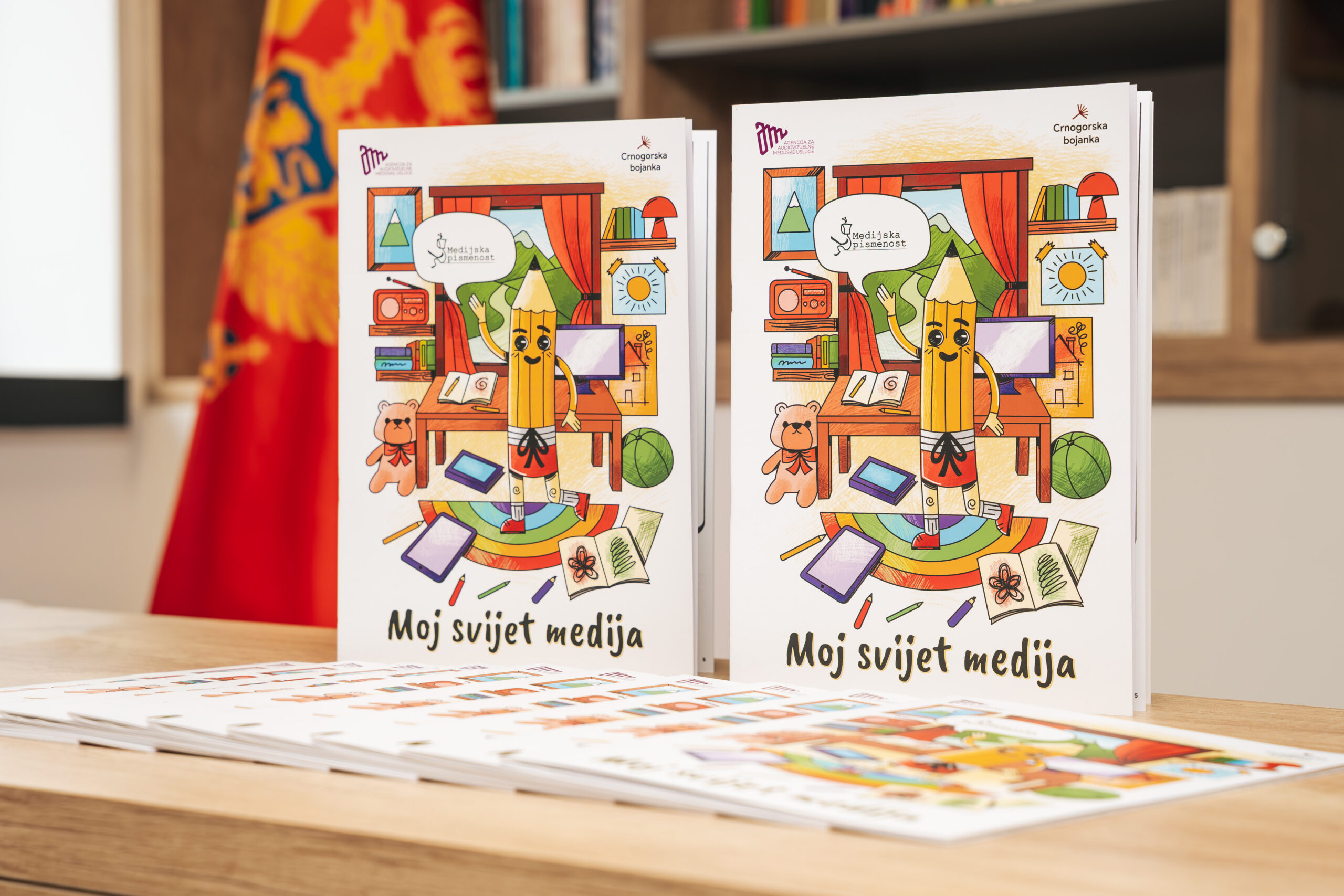 DJECU UČITI DA RAZUMIJU MEDIJSKE SADRŽAJE, A NE SAMO DA IH KORISTE  – PREDSTAVLJENA BOJANKA „MOJ SVIJET MEDIJA“ 